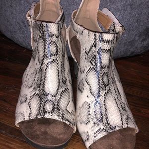 Snakeskin wedge